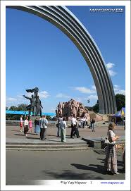 арка воссоединения украины и россии_ монумент дружбы народов в Киеве